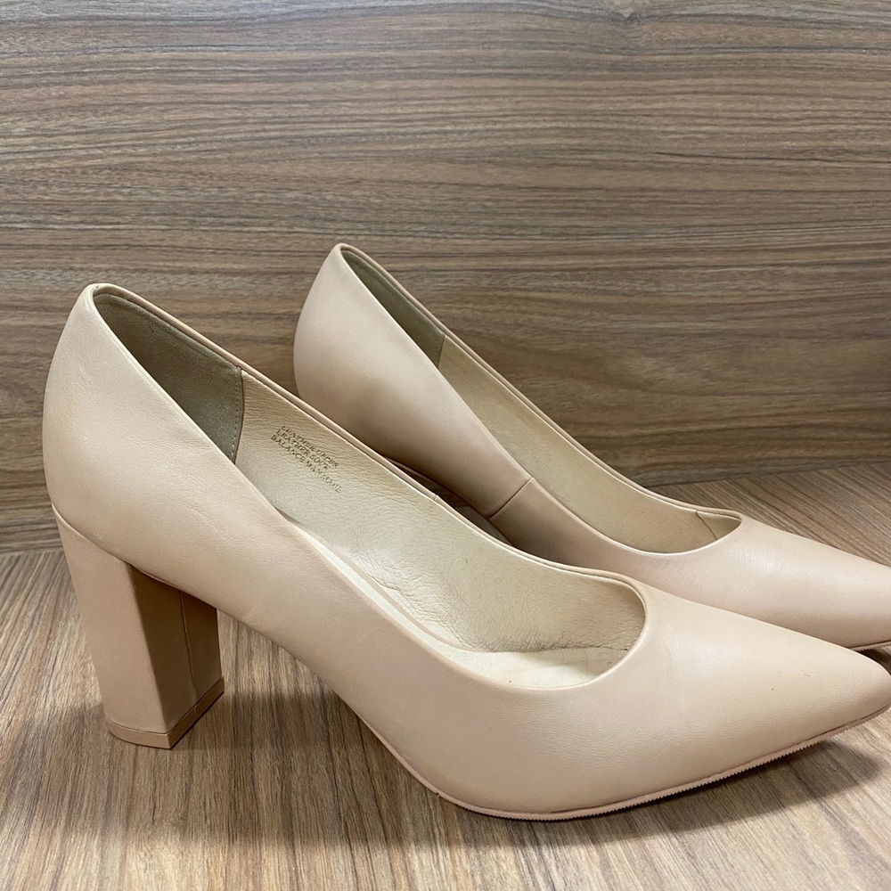 Perfect nude leather pumps
